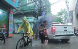 Nằm sát sông Tô Lịch nhưng mưa 1 tiếng, đường Bùi Xương Trạch ngập sâu 3 tiếng